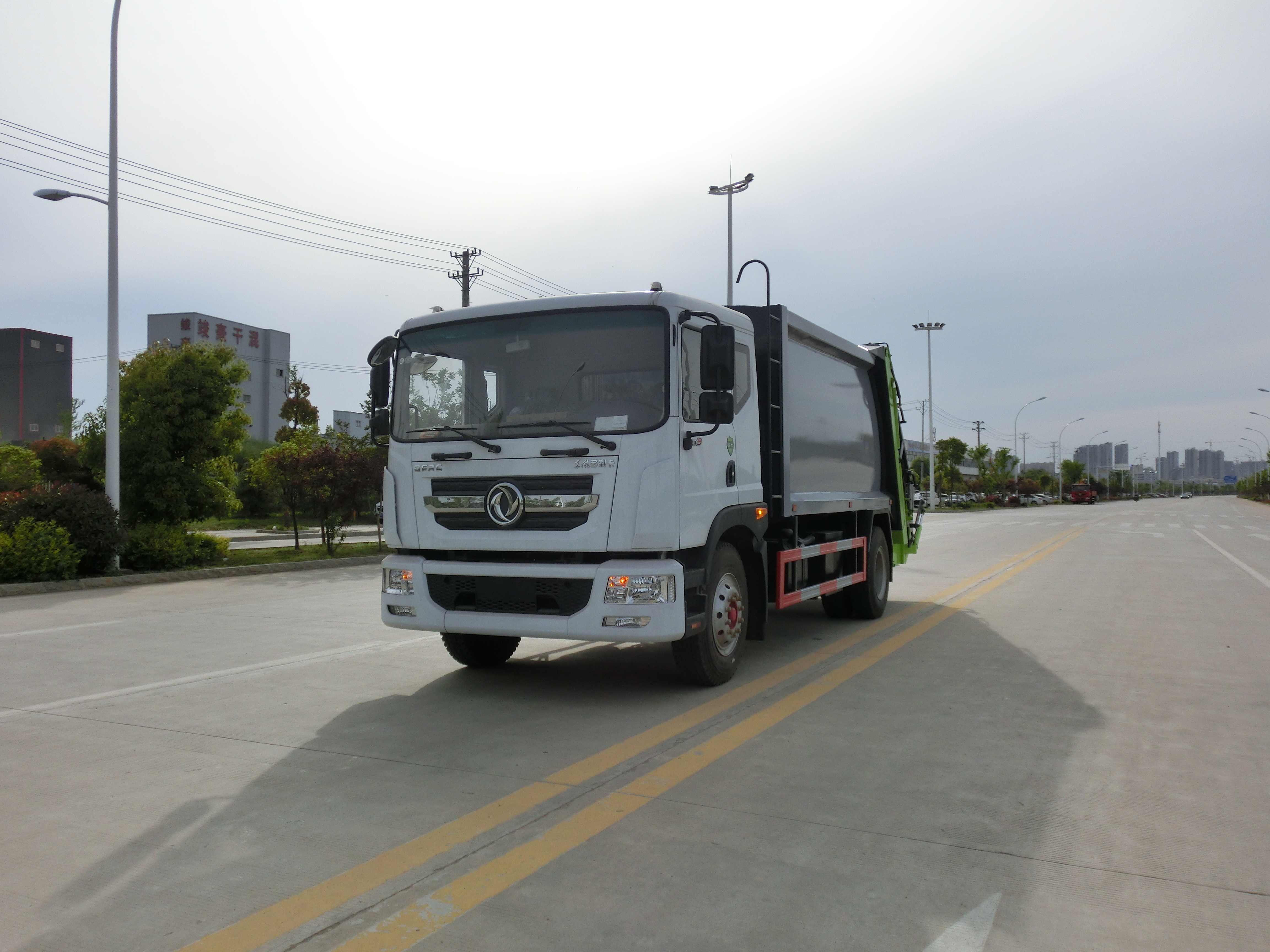14方多利卡D9東風(fēng)壓縮垃圾車(chē)