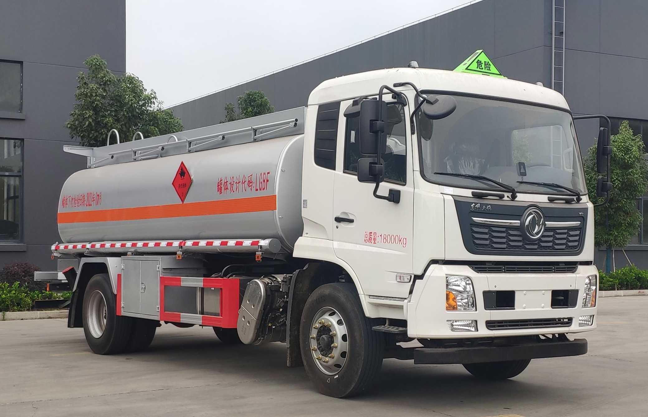 東風(fēng)天錦12.5方加油車滿載12噸